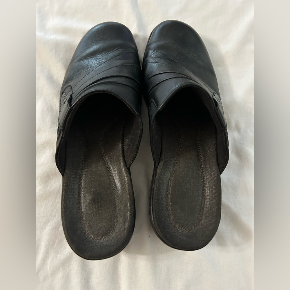 Clark’s women’s Black Slip-On mules women’s size 8